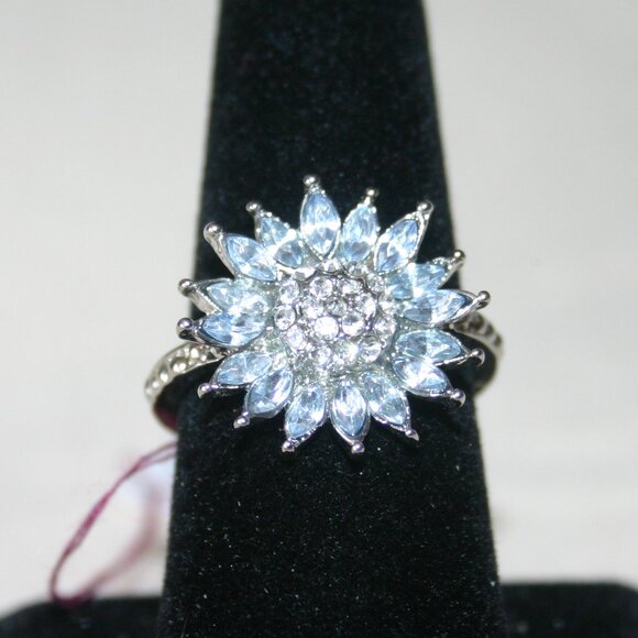 Women's Fashion Ring Silvertone w/blue glass stones creating a Flower SZ9 RG 26 - Picture 1 of 5